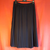 Lucia Women's Navy Pleated Skirt Size 18